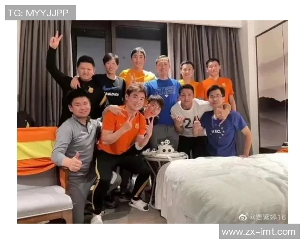 足球明星齐聚一堂合影留念展现团结与友谊的精彩瞬间